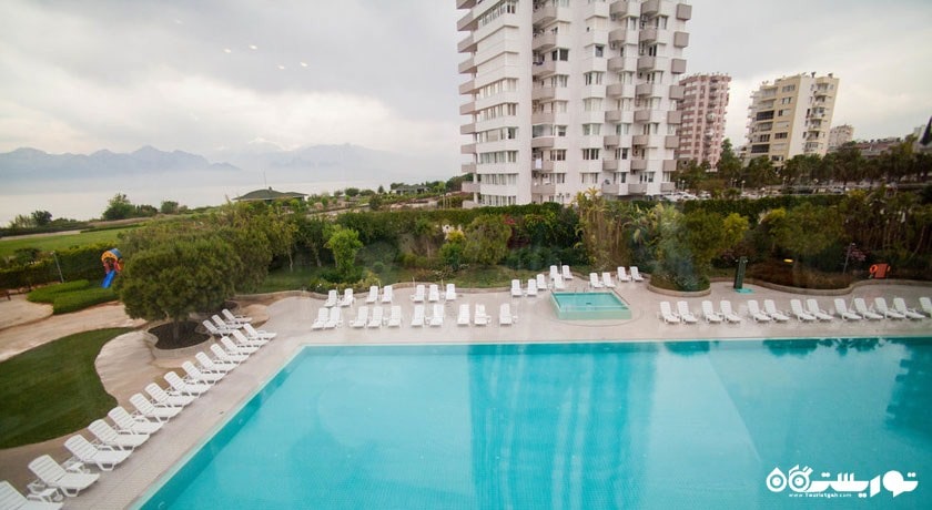 نمای کلی استخر روباز هتل مارمارا